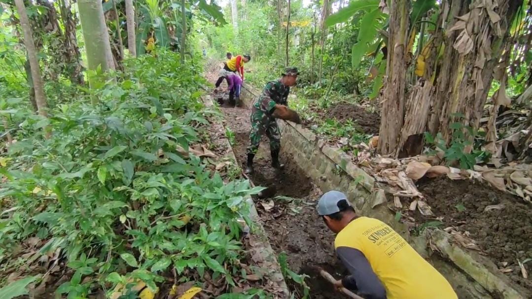 Perkuat Ketahanan Pangan, Babinsa dan Petani Sukoharjo Gotong Royong Bersihkan Saluran Irigasi